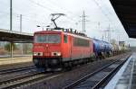 155 229-8 fährt mit Kesselwagenzug zum Personalwechsel im Bhf.