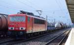 155 031-8 fährt mit gemischtem Güterzug zum Kurzhalt im Bhf.