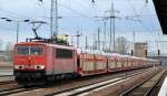 155 246-2 mit PKW-Transportzug mit fabrikneuen Vauxhall Astra bei der Durchfahrt im Bhf.