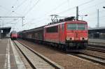 155 232-2 mit gemischtem Güterzug bei der Durchfahrt im Bhf.