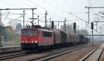 155 185-9 mit gemischtem Güterzug bei der Durchfahrt im Bhf.