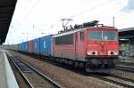 155 040-9 mit Containerzug fährt zum Personalwechsel im Bhf.