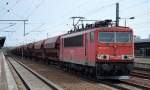 155 121-7 mit Ganzzug gedeckter Schüttgutwagen bei der Durchfahrt Bhf.