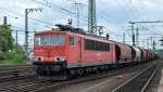 155 110-0 mit Ganzzug gedeckter Schüttgutwagen bei der Durchfahrt im Bhf.