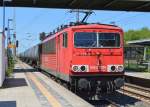 155 265-2 mit Kesselwagenzug Durchfahrt Bhf.