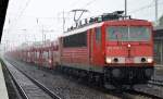 155 204-1 mit Leerzug PKW-Transportwagen bei strömenden Regen Durchfahrt Bhf.