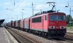 155 020-1 mit einem recht langen gemischten Güterzug bei der Durchfahrt Bhf.