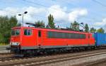 155 055-7 mit Containerzug nach Personalwechsel abfahrbereit im Bhf.