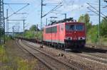 155 010-2 mit einem Ganzzug unbeladener Containertragwagen bei der Durchfahrt Bhf.