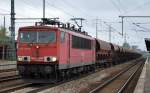 155 101-9 mit Ganzzug mit Schüttgutwagen bei der Durchfahrt Bhf.