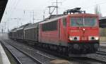 155 063-1 mit einigen Schiebewandwagen bei der Durchfahrt Bhf.