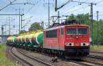 155 095-3 fährt mit den kasachischen Kesselwagen für den Transport von Phosphor (leer) im Bhf.