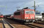 155 037-5 mit einem fast leeren Güterzug polnischer Güterwagen, nur direkt hinter der Lok zwei Stahl-Coils auf einem Drehgestell-Flachwagen am 19.11.15 Bhf.
