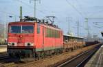 155 182-9 mit einem Güterzug alter Betonschwellen auf Drehgestell-Flachwagen am 08.12.15 Bhf.