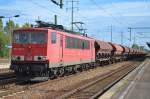 155 134-0 mit Ganzzug gedeckter Schüttgutwagen nach Personalwechsel im Bhf.