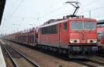 155 147-2 mit PKW-Transportzug mit fabrikneuen Vauxhall Astra am 18.02.16 Bhf.