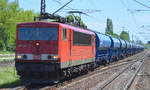 155 107-6 mir einem Ganzzug blauer gedeckter Schüttgutwagen vom Einsteller NACCO Richtung Rostock am 01.06.17 Bf.