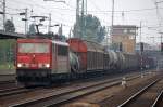 155 006-0 mit einem gemischten G�terzug bei der Durchfahrt im, Bhf.