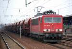 155 089-6 mit einem Ganzzug Sch�ttgutwagen bei der Durchfahrt im Bhf.