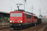 155 081-3 hat 155 210-8 und zwei gedeckte Sch�ttgutwagen mit Schwenkdach am Haken, 09.08.10 Durchfahrt im Bhf.