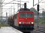 155 077-1 mit einem Ganzzug Sch�ttgutwagen f�hrt zum Personalwechsel kurz im Bhf.