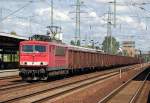 155 239-7 mit einem Ganzzug offener G�terwagen bei der Durchfahrt im Bhf.
