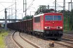 155 187-8 mit einem Ganzzug offener G�terwagen, 16.08.10 Durchfahrt Bhf.
