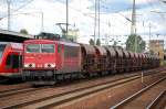 155 112-6 mit Ganzzug Sch�ttgutwagen h�lt kurz zum Personalwechsel im Bhf.