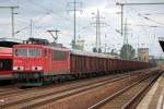 155 112-6 mit einem Ganzzug offener G�terwagen (Anzahl der Wagen: 35) bei der Durchfahrt im Bhf.