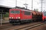 155 031-8 mit einem Ganzzug Sch�ttgutwagen vom Typ Tds bei der Durchafht im Bhf.