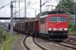 155 251-2 mit einem gemischten G�terzug bei der Durchfahtz im Bhf.