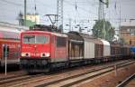 155 246-2 mit einem Ganzzug Schiebewandwagen bei der Durchfahrt im Bhf.