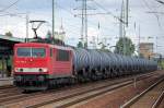 155 099-5 mit einem Ganzzug Kesselwagen bei der Durchfahrt im Bhf.