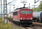 155 246-2 f�hrt mit einem Ganzzug Knickkesselwagen f�r Kreideschlamm zum Kurzhalt im Bhf.