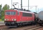 155 063-1 hat einen Ganzzug polnischer Heizoelkesselwagen am Haken und f�hrt nach Personalwechsel im Bhf.