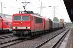 155 019-3 mit einem Zug Coiltransportwagen bei der Durchfahrt im Bhf.