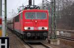 155 079-7 mit einem Ganzzug Sch�ttgutwagen am 07.02.09 kurz vor dem Bhf.