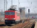 155 149-8 mit einem Containerzug bei der Durchfahrt im Bhf.