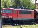 155 020-1 mit einem Ganzzug gedeckter Sch�ttgutwagen bei der Durchfahrt im Bhf.