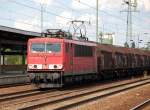 155 245-4 mit einem Coiltransportwagenzug (Teleskopdach+Planenabdeckung)bei der Durchfahrt Bhf.
