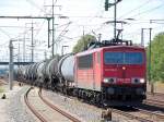 155 126-6 mit einem Kesselwagenzug bei der Durchfahrt im Bhf.