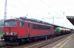 155 211-6 mit einem Zug Phosphorkesselwagen aus Kasachstan im Bhf.