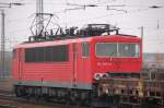 155 209-0 mit Niederbordwagen im Bhf.