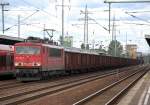 155 260-3 mit einem Ganzzug offener G�terwagen vom Typ Eas 073 + 074 der DB bei der Durchfahrt im Bhf.