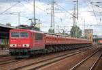 155 010-2 mit einem Ganzzug Sch�ttgutkippwagen vom Typ Fans 128 bei der Durchfahrt im Bhf.