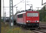 155 143-1 f�hrt kurz zum Personalwechsel mit Kesselwagenganzzug im Bhf.