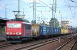 Im Containerzuggesch�ft eher selten eingesetzt, 155 036-7 mit einem Ganzzug Containertragwagen aus Polen bei der Durchfahrt im Bhf.