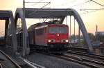 155 113-4 mit einem gemischtem G�terzug, zwei drittel am Ende des Zuges PKW-Transportwageneinheiten mit fabrikfrischen PKW Typ? Richtung Berliner Innenstadt am Morgen des 22.09.10 Berlin-Pankow.