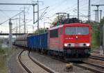 155 163-9 mit einem gemischten G�terzug bei der Durchfahrt im Bhf.