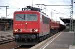 155 122-5 mit einem Ganzzug Sch�ttgutkippwagen (Fans 128) beim Kurzhalt im Bhf.